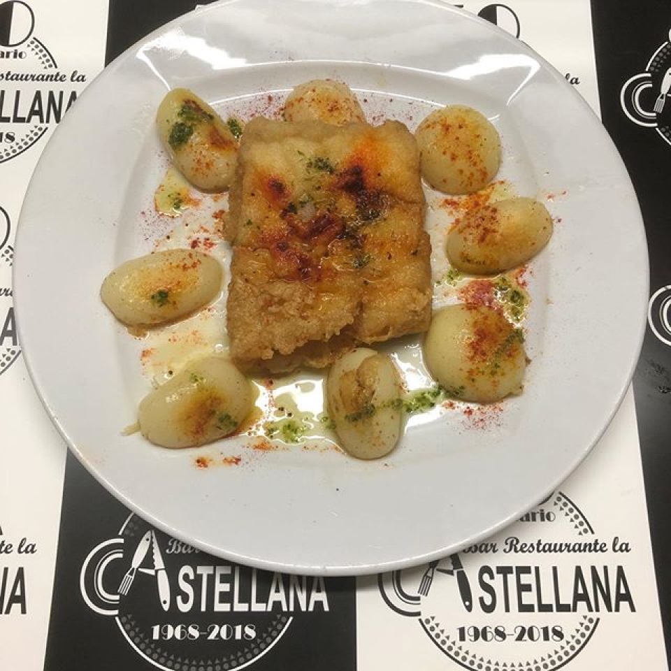SUGERENCIAS DEL DÍA Gazpacho casero Ensaladilla rusa Carne magra con tomate Sepia con champiñones Parrillada ibérica Bacalao a la Llauna