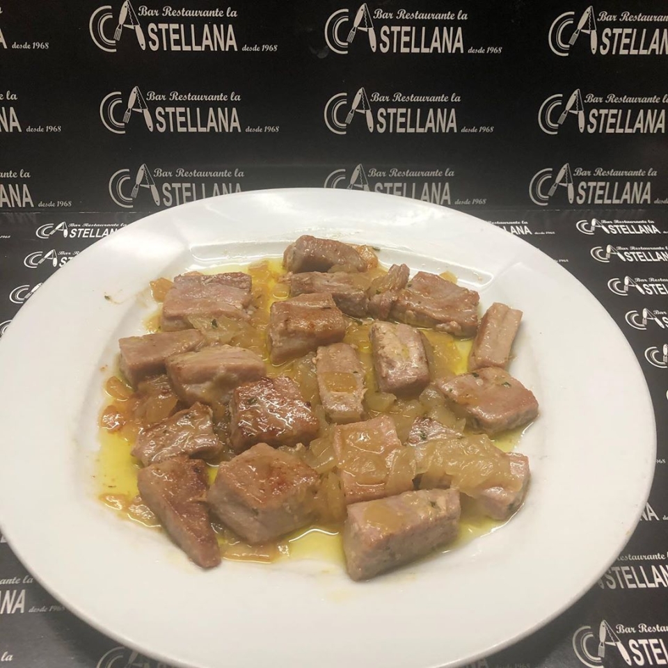 Sugerencias del día Ensalada de espárragos y bonito Champiñones al ajillo Pollo plancha-Escalivada Atún encebollado Croquetas de jamón ibérico Surtido de closcas Tortilla de calabacín lacastellana #tapas#elprat