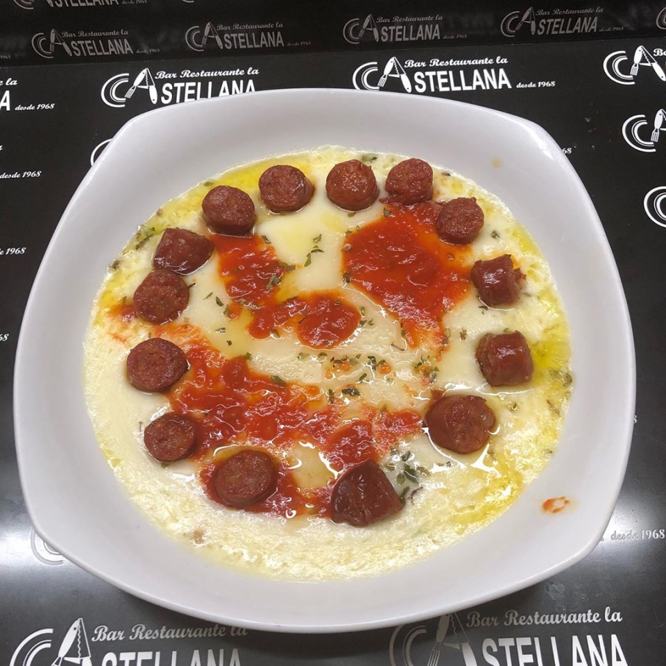 SUGERENCIAS DEL DÍA Revuelto de espárragos y gambas Provolone con chistorra Chanquete con huevo frito Solomillo iberico con patatas Chipirones con Habitas Lacón con Padrón Calamares con almejas