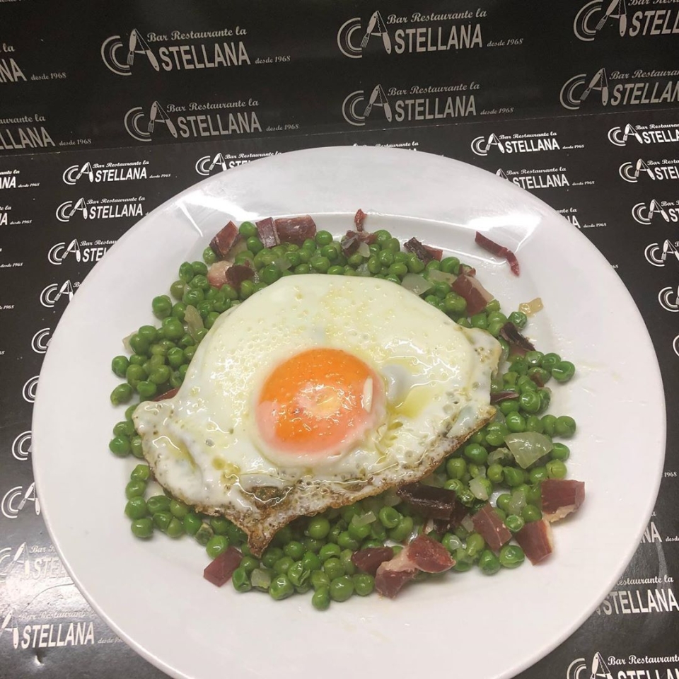 SUGERENCIAS DEL DÍA Escalivada con boquerones Croquetas de bacalao Guisantes con huevo y jamón Sepia con almejas Pollo Panko-patatas Fritura de pescado Empanadillas de Pota Blava