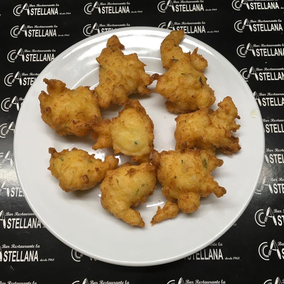SUGERENCIAS DEL DÍA Buñuelos de bacalao Habitas con Jamón Mejillones marinera Callos con garbanzos Boquerones fritos Presa ibérica con panaderas Gambas ajillo