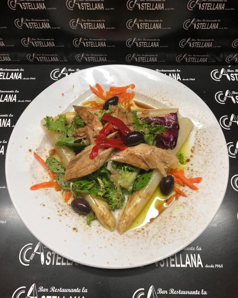 SUGERENCIAS DEL DÍA Ensalada de espárragos y bonito Mejillones marinera Tortilla de Chanquete Presa ibérica con panaderas Fritura variada Padrón con chistorra Albóndigas con tomate