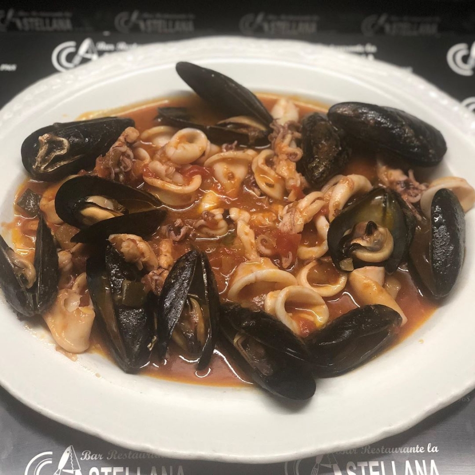 Mejillones roca con calamarcitos. lacastellana #tapas#elprat#