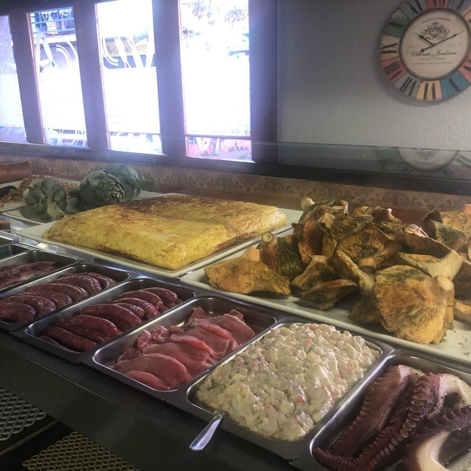 Todo listo para que podáis disfrutar de un buen almuerzo. lacastellana #tapas#elprat#alcachofa #potablava#robellones#ibericos#bacalao#