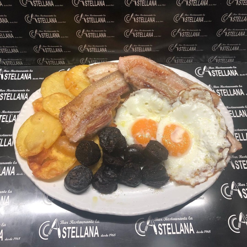 El primero de la mañana lacastellana #tapas #elprat Almuerzos de cuchillo y tenedor