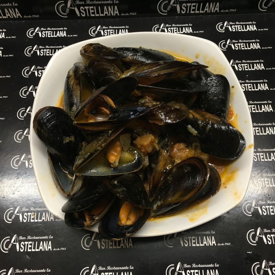 SUGERENCIAS DEL DÍA Para llevar o comer aquí De 8 a 16 horas Ensalada de espárragos y bonito Mejillones marinera Croquetas de pollo Pota Blava Tortilla de chanquete Albóndigas con tomate Entrecot al ajillo Pollo frito con alcachofas Prat
