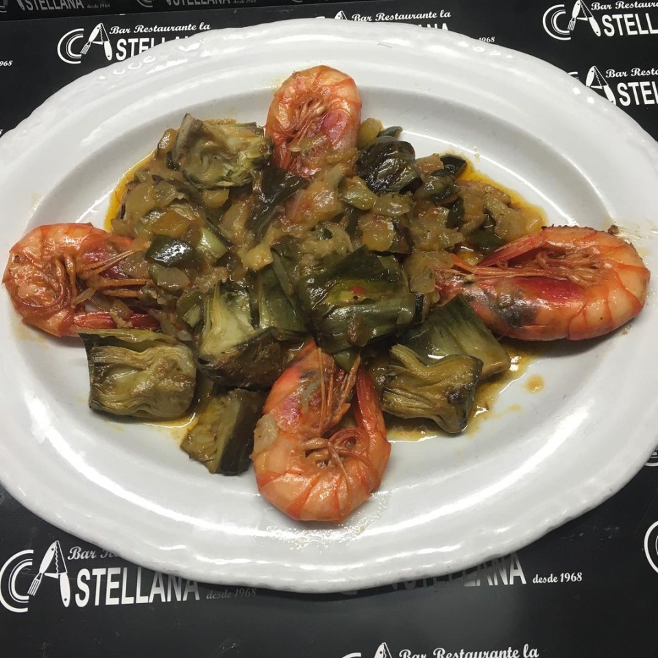 SUGERENCIAS DEL DÍA Para llevar o comer aquí De 8 a 16 horas Cogollos con sardina ahumada Buñuelos de bacalao Tallarinas plancha Croquetas variadas Pinchito con champiñones Alcachofas Prat con gamba roja Callos con garbanzos Calamares a la andaluza