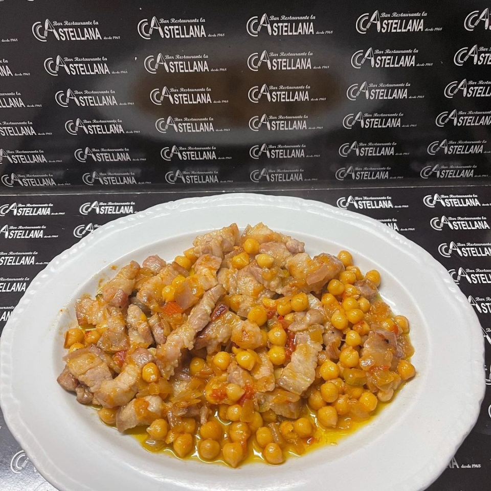 Desayunos de cuchillo y tenedor Garbanzos con panceta lacastellana #tapas#elprat De 8 a 16 horas