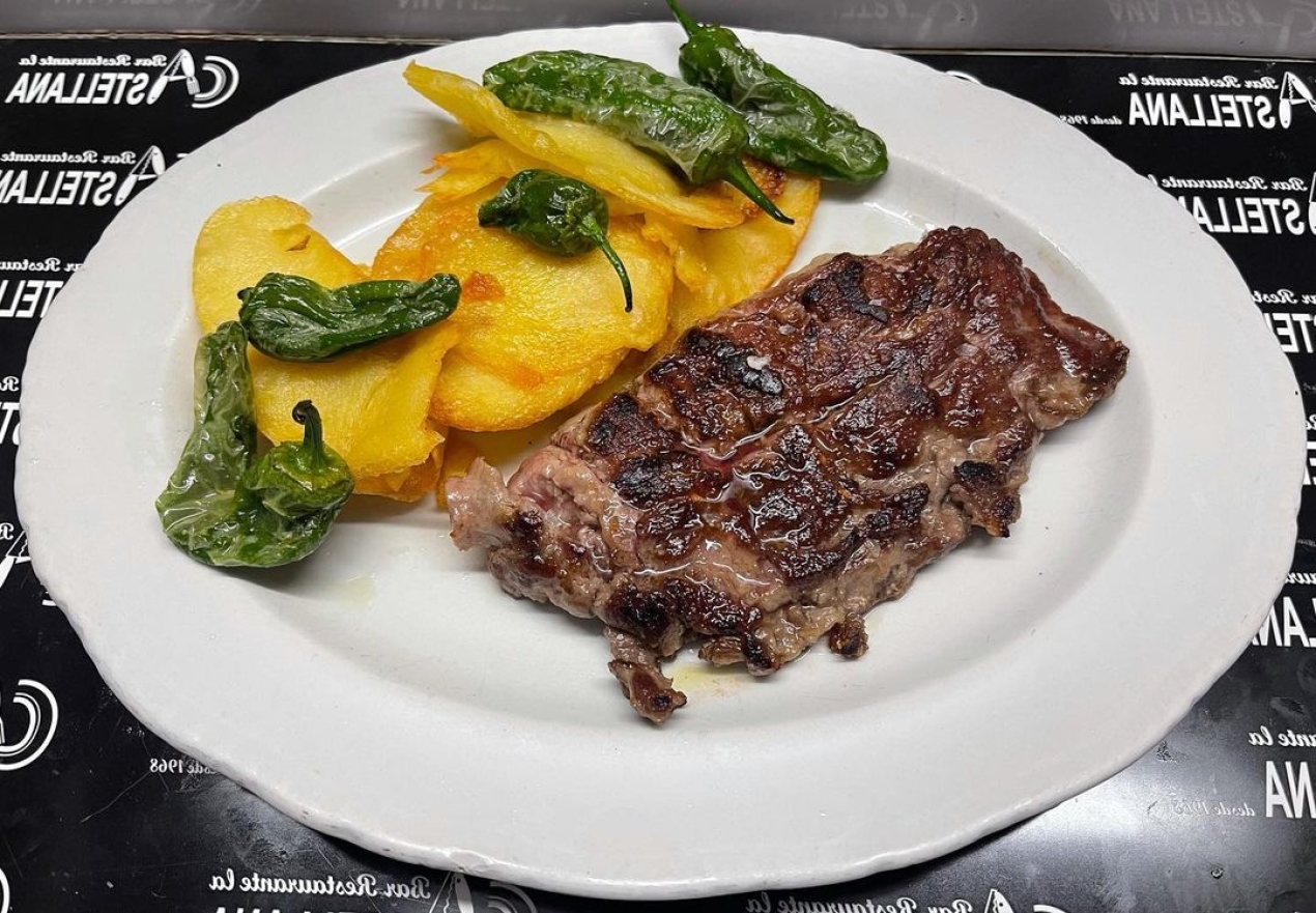 Desayunos de cuchillo y tenedor Pluma Ibérica con padrón y panaderas De 8 a 16 horas lacastellana#tapas#elprat