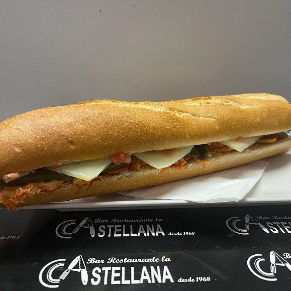 Bocadillo del día Bonito de Norte en salsa catalana con queso semi y pimientos verdes fritos Para llevar o comer aquí de 8 a 16 horas lacastellana #tapas #elprat #