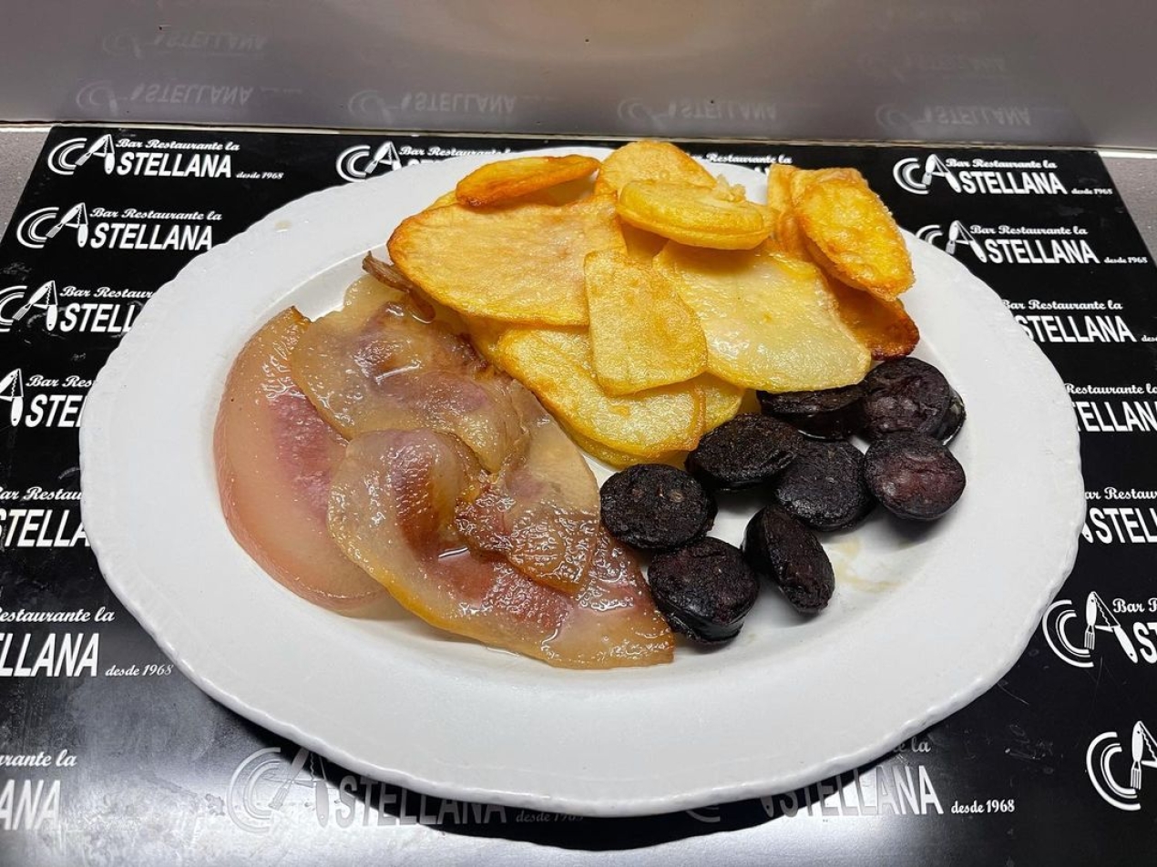 Desayunos de cuchillo y tenedor Papada ibérica con morcilla granadina y panaderas. lacastellana #tapas#elprat# De 8 a 16 horas