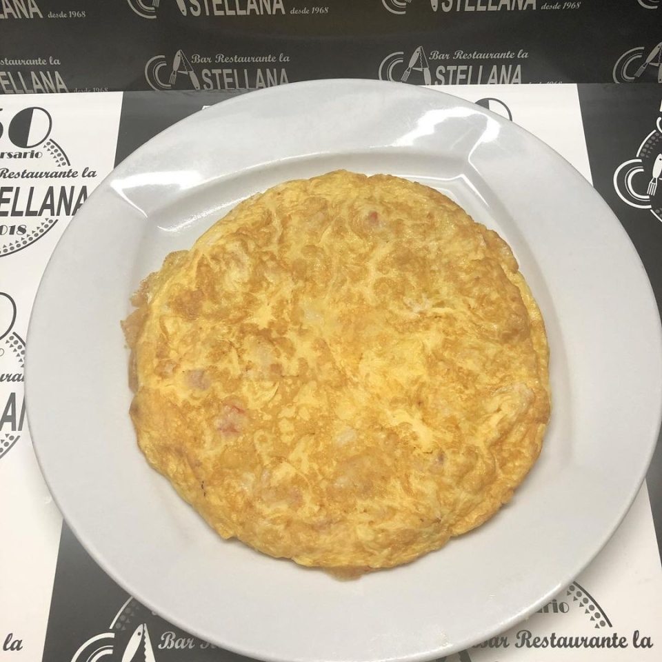 SUGERENCIAS DEL DÍA Para llevar o comer aquí De 8 a 16 horas Escalivada con boquerones Tortilla de bacalao Migas camperas con huevo frito Calamarcitos con almejas Albóndigas con tomate Sepia con champiñones Carne ibérica con panaderas Fritura de pescado