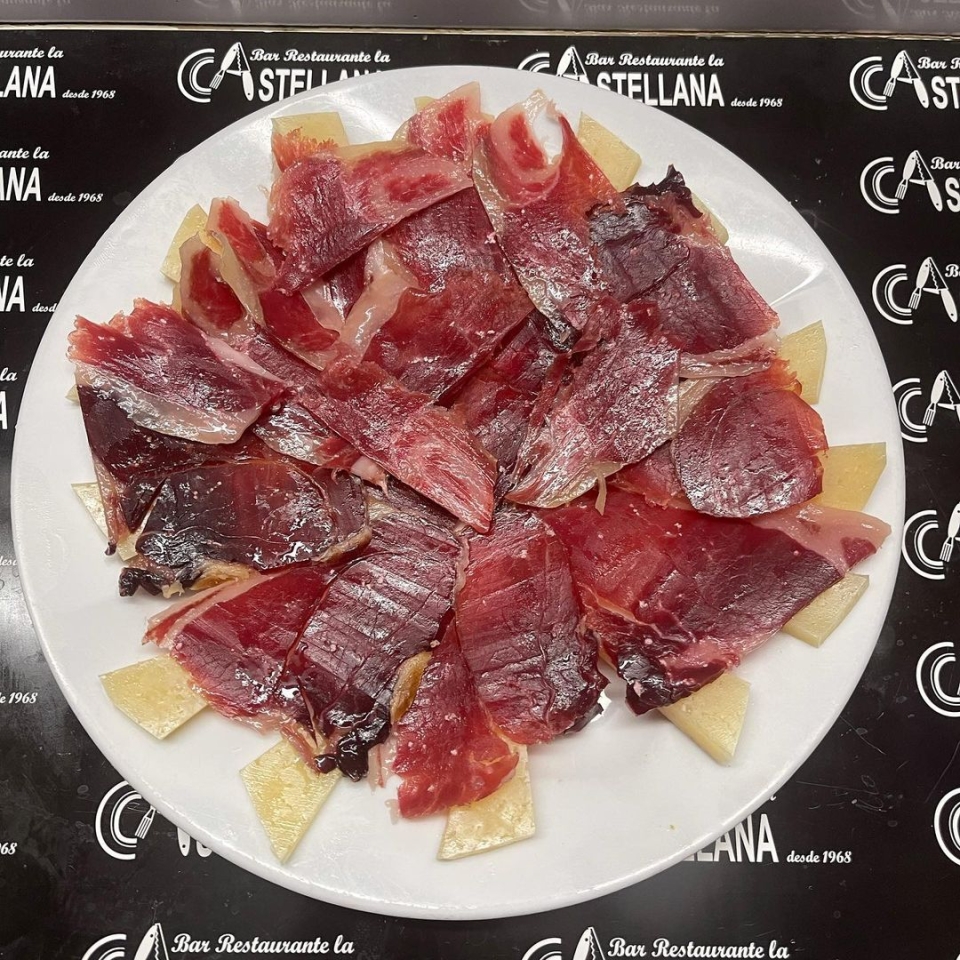 Si te gustan las combinaciones esta queda perfecta. jamoniberico#quesocuradodeoveja #tapas#lacastellana#elprat#