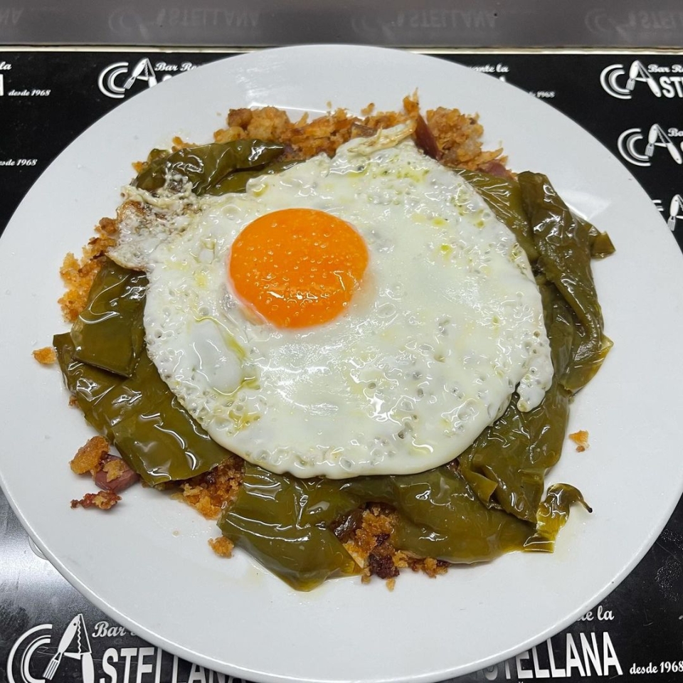 Desayunos de cuchillo y tenedor Migas camperas con pimientos y huevo frito lacastellana #tapas#elprat#
