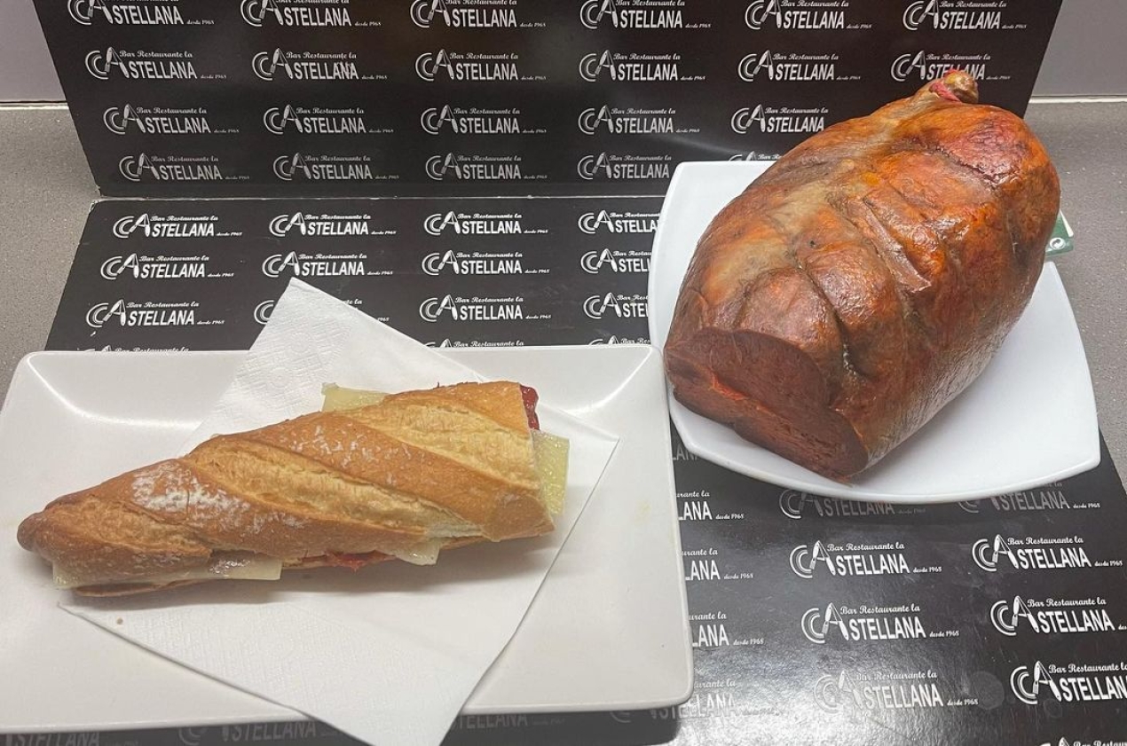 Nuestro bocadillo del día Sobrasada ibérica con queso manchego semi curado. Para llevar o comer aquí de 8 a 16 h. lacastellana #tapas#elprat # Ibericos#quesos #
