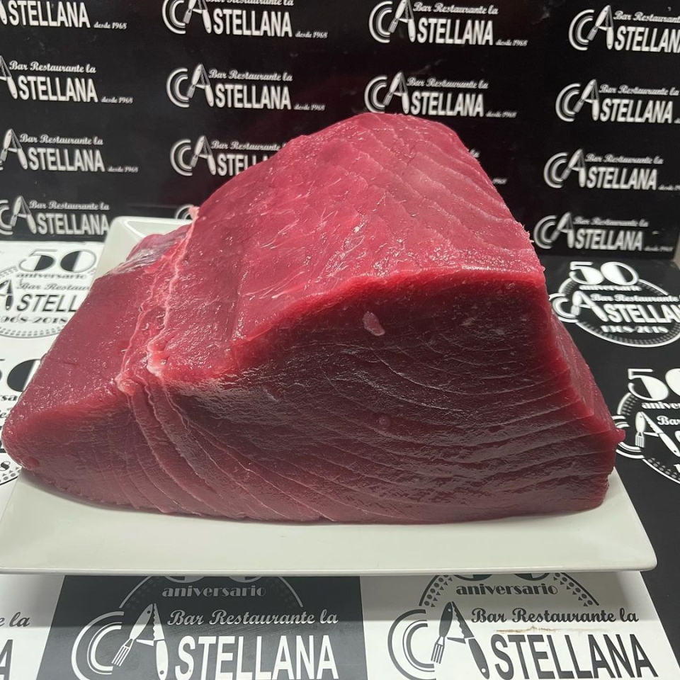 Para los amantes del buen atún , aquí tenemos un trozo. lacastellana #tapas#elprat