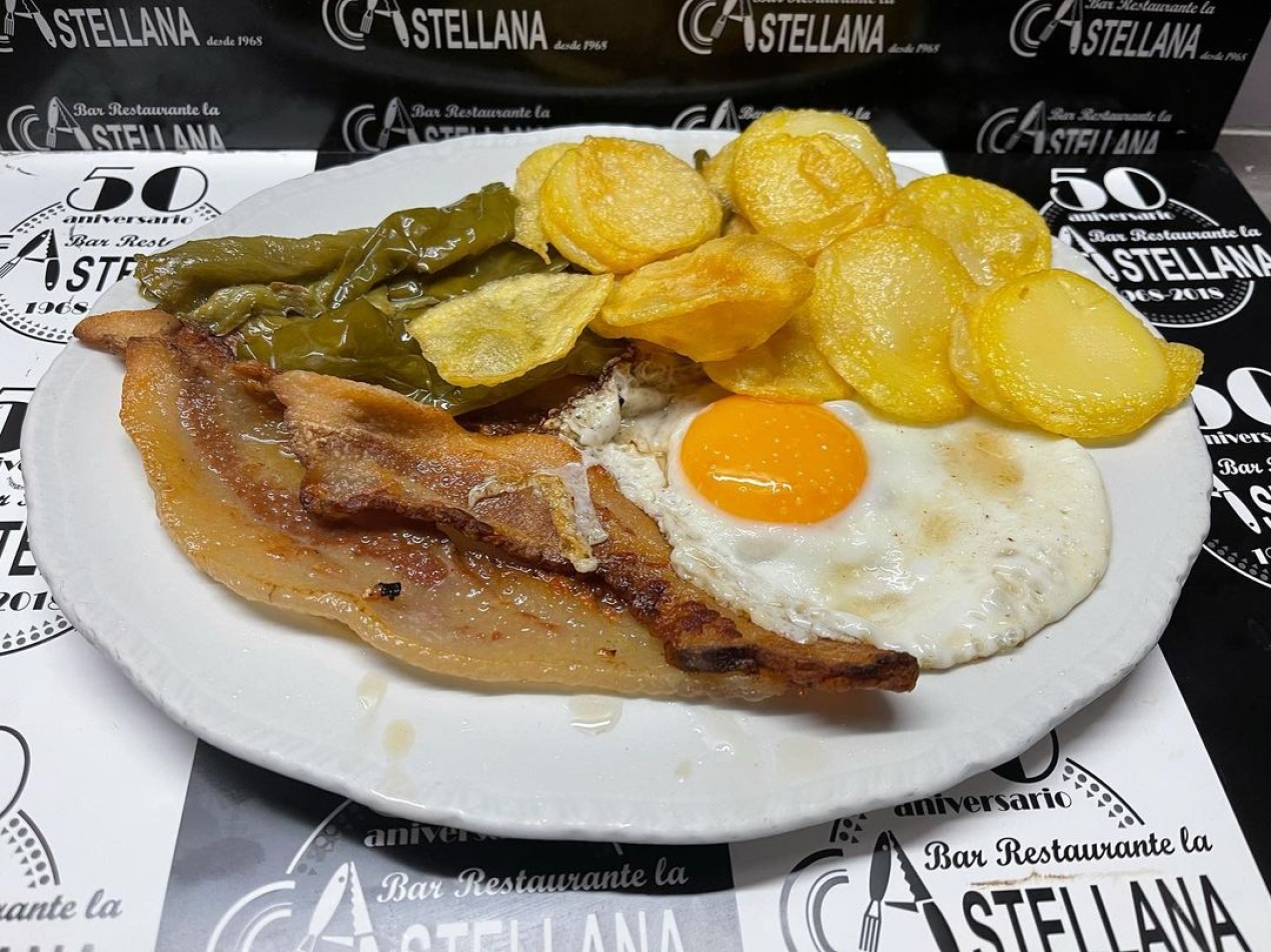 Desayunos de cuchillo y tenedor Papada Ibérica bien acompañada lacastellana #tapas#elprat