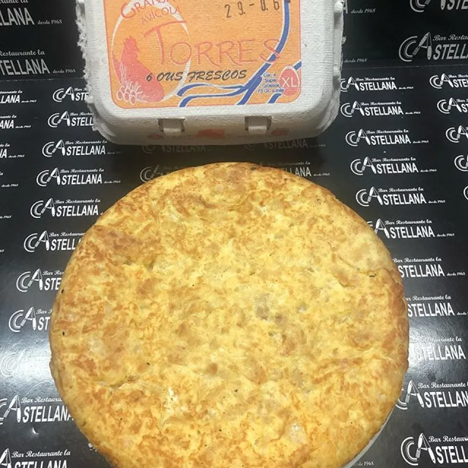 Nuestra exquisita tortilla de patatas,con huevos de proximidad. Comercio local lacastellana#tapas#elprat