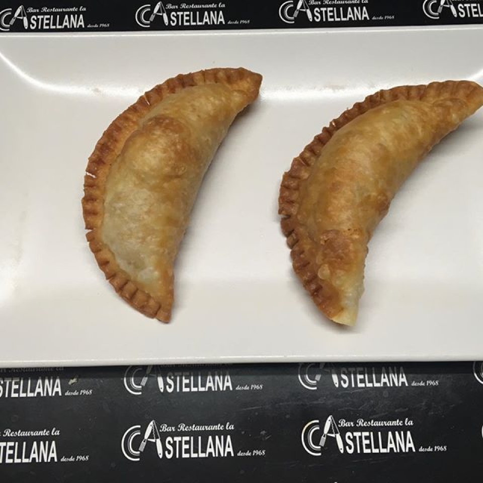 SUGERECIAS DEL DÍA Ensaladilla rusa-anchoas 7,00 Empanadillas Pota Blava 6,00 Butifarra al ajillo 6,50 Calamarcitos-habitas baby 9,00 Lacón con padrón 9,00 Fritura de pescado9,00