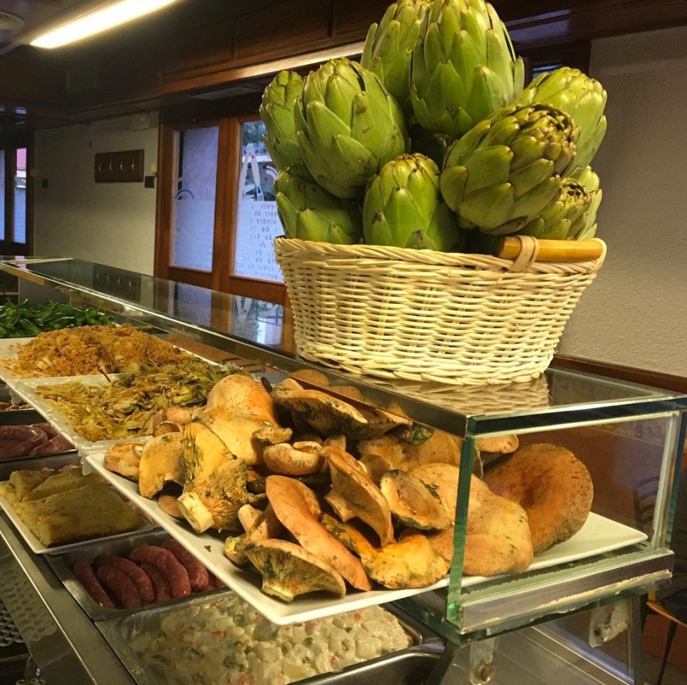 Desayunos de cuchillo y tenedor lacastellana#tapas#elprat# alcachofa#robellones#migas# carnesibericas#anchoas# bonitodelnorte#pimientosdepadron