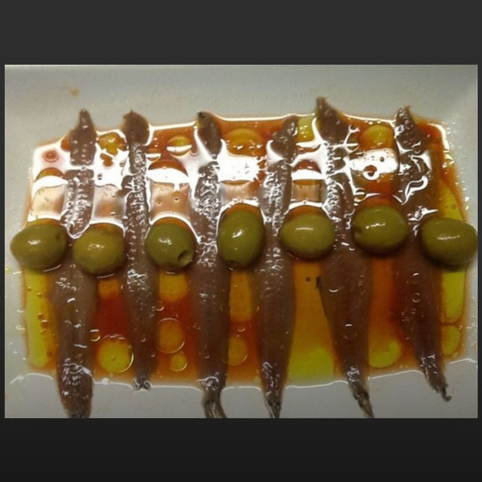 Que mejor que unas buenas anchoas para un buen vermut. lacastellana #tapas#elprat