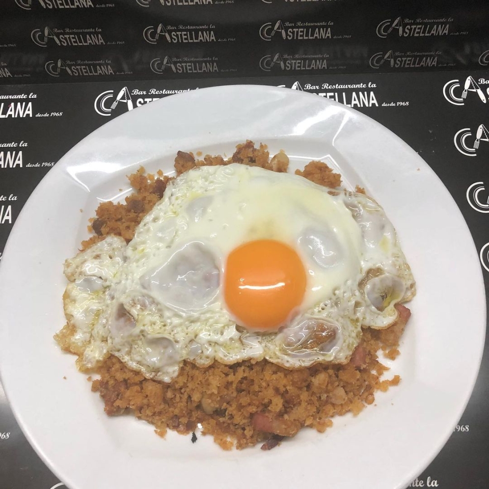 SUGERENCIAS DEL DÍA Para llevar o comer aquí Ensalada de ventresca Migas camperas con huevo frito Boquerones fritos Carne magra con tomate Bacalao con alcachofas Pluma ibérica con panaderas Croquetas de jamón ibérico