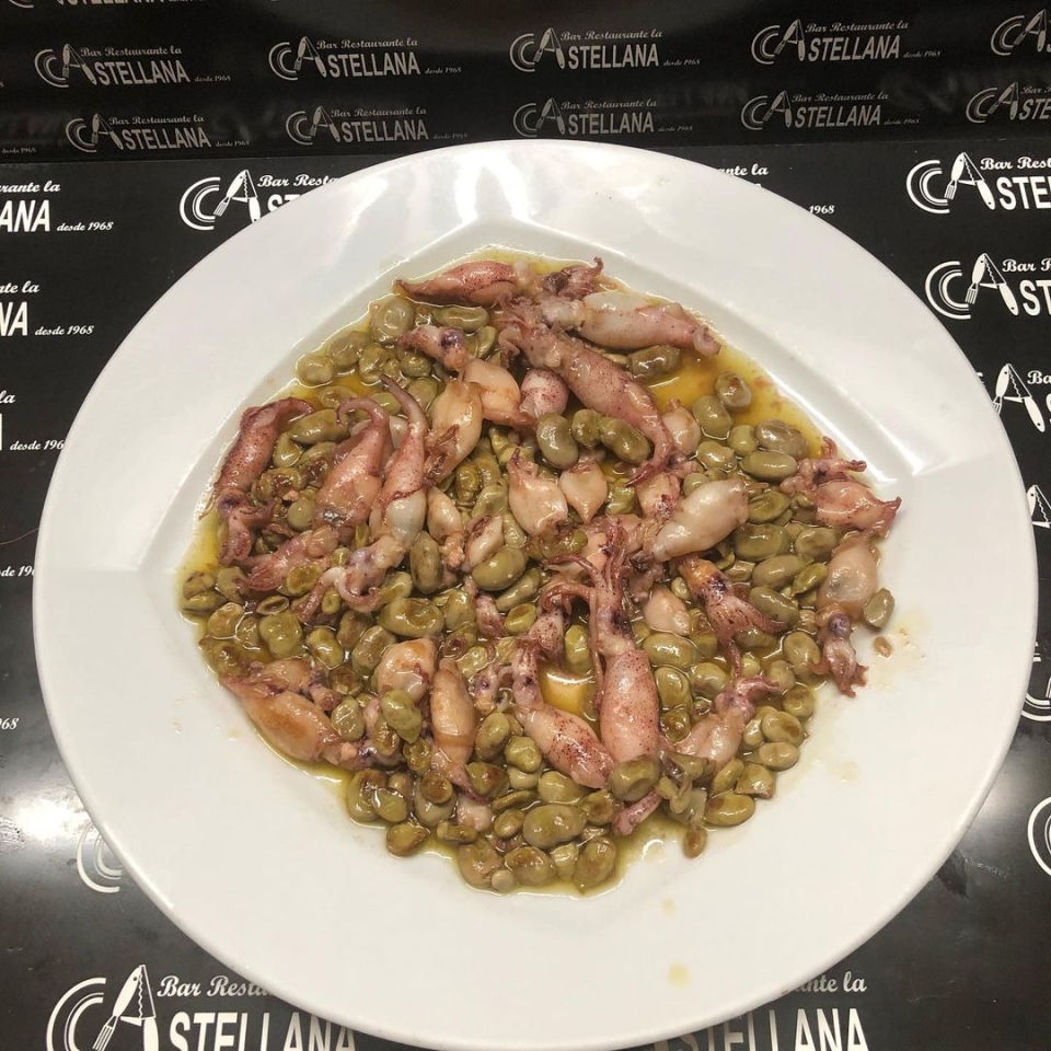 SUGERENCIAS DEL DÍA Para llevar o comer aquí De 8 a 16 Chips de alcachofas Prat Surtido de closcas Fritura de pescado Empanadillas de Pota Blava Chipirones con habitas Solomillo iberico con panaderas Pulpo a la gallega con Padrón Chanquete con huevo frito Buñuelos de bacalao