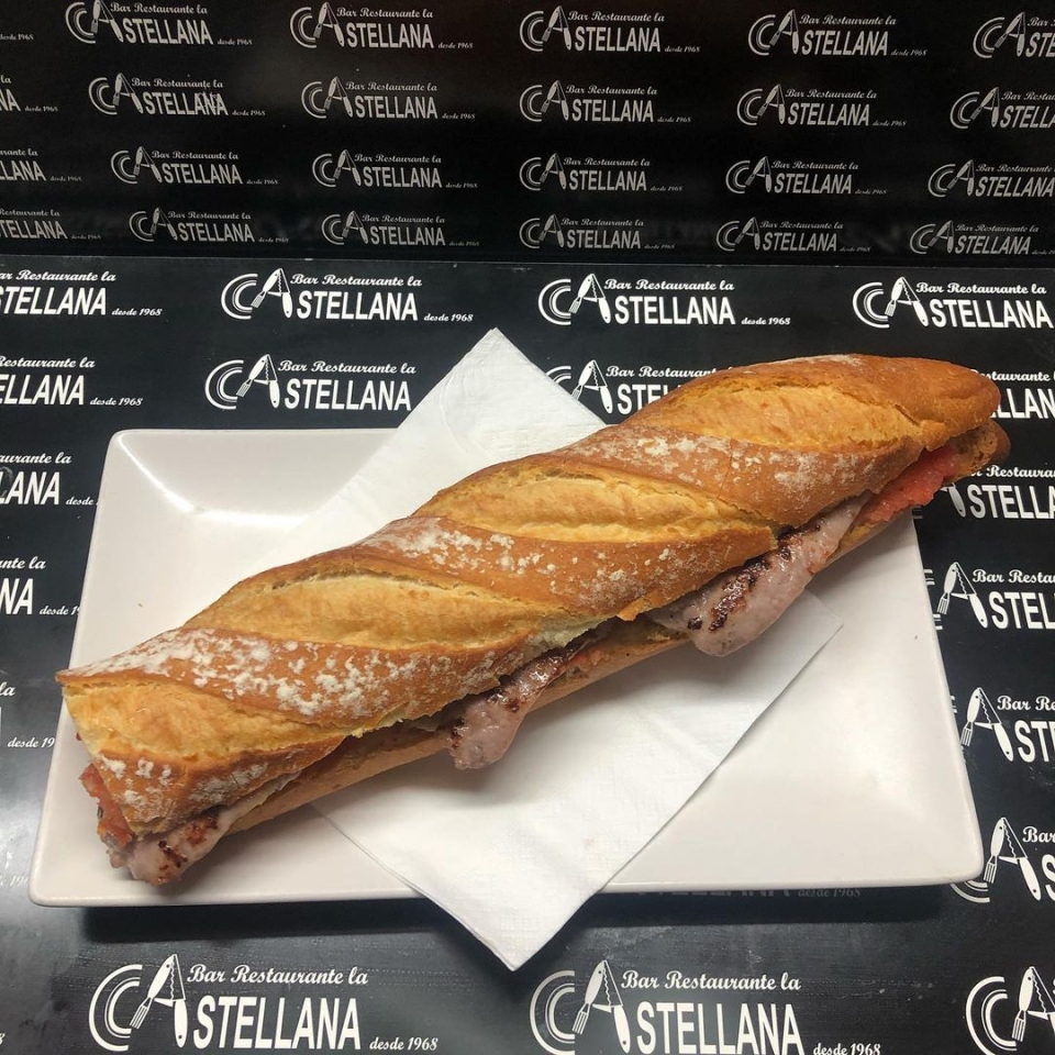 Bocadillo del día SALCHICHAS DEL PAÍS De 8 a 16 horas Para llevar o comer aquí lacastellana#tapas#elprat