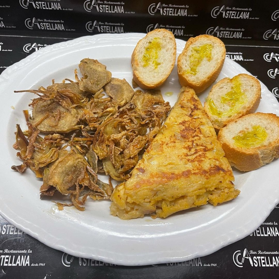 Nuestras ricas alcachofas combinan bien con todo. lacastellana#tapas#elprat# Para llevar o comer aquí De 8 a 16 horas