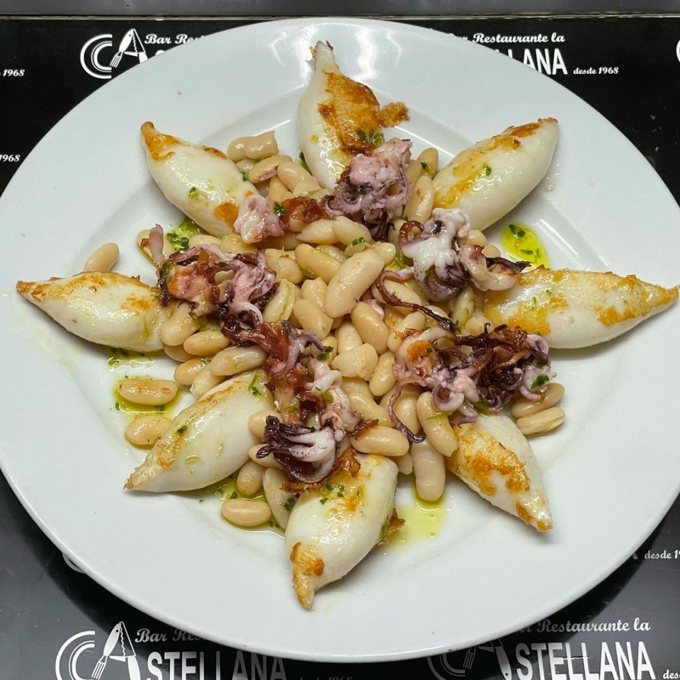 Desayunos de cuchillo y tenedor Calamarcitos con alubias lacastellana#tapas #elprat # Horario de 8 a 16 horas
