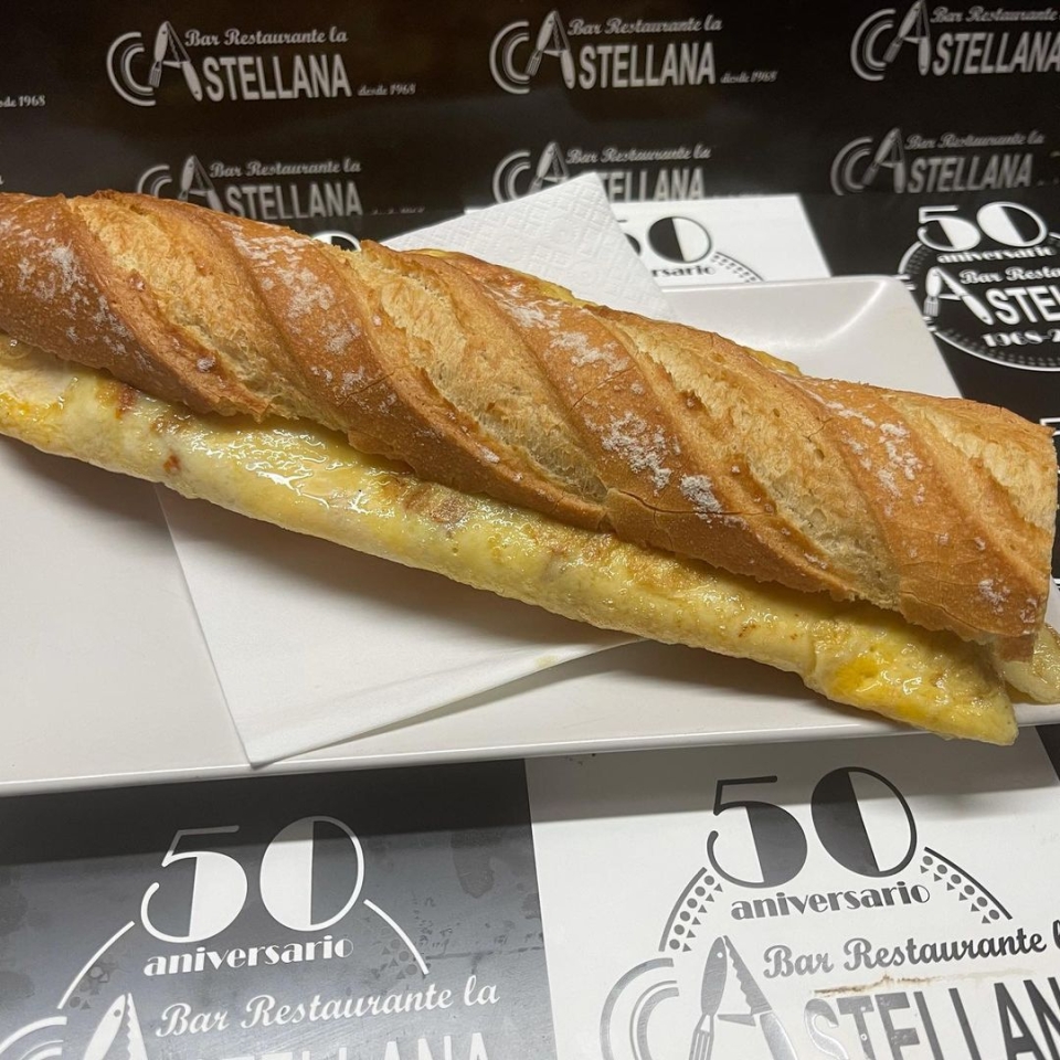 Bocadillo del día Tortilla de chorizo picante lacastellana #tapas #elprat