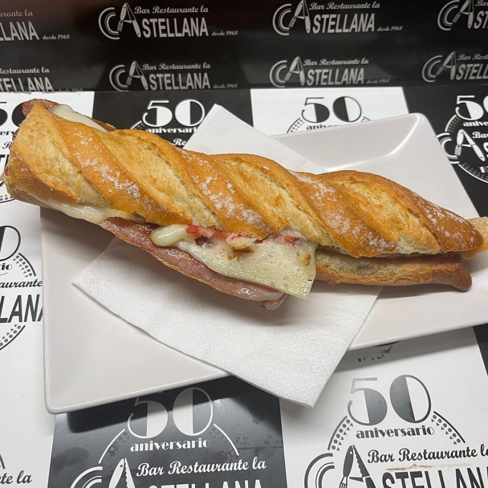 Nuestro bocadillo del día Beicon natural con queso manchego lacastellana #tapas#elprat