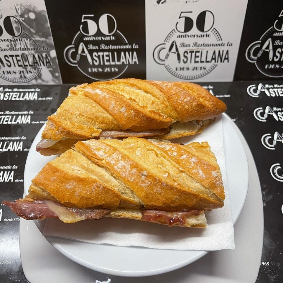 Bocadillo del día Beicon natural con queso manchego Lacastellana#tapas#bocadillos#ensaladas#carneiberica#elprat