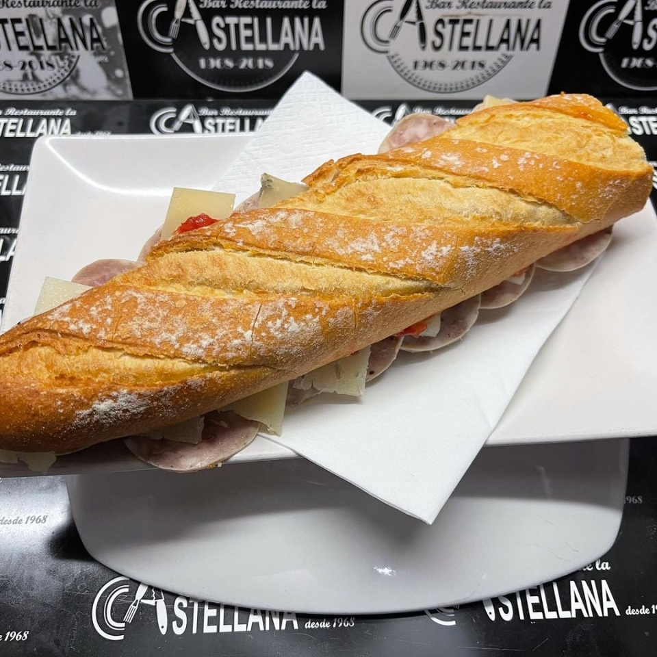 Bocadillo del día Butifarra blanca y queso manchego lacastellana #tapas#elprat#