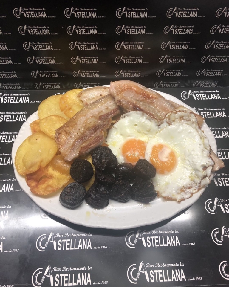 Un buen plato para empezar el finde lacastellana#tapas #elprat #bocadillos#platoscombinados#pescadofrito#carneiberica#