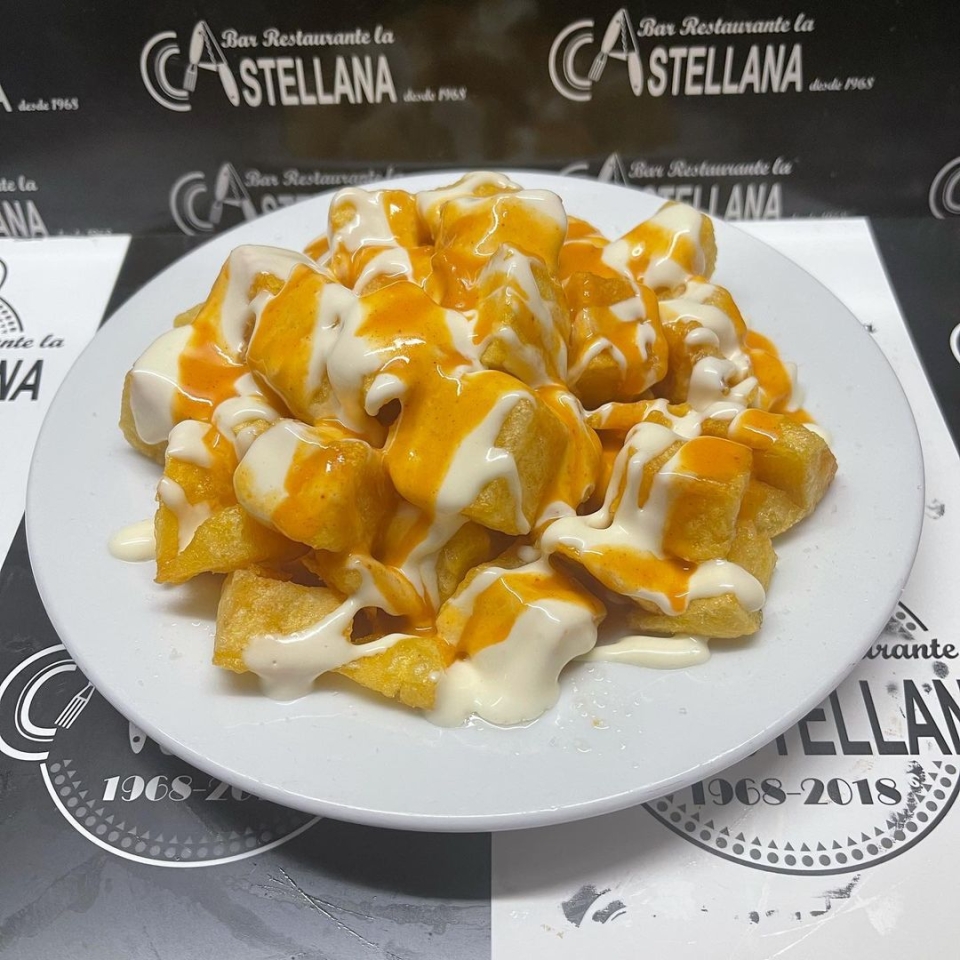 Las bravas de la Castellana Para llevar o comer aquí de 8 a 16 h. lacastellana #tapas#elprat#