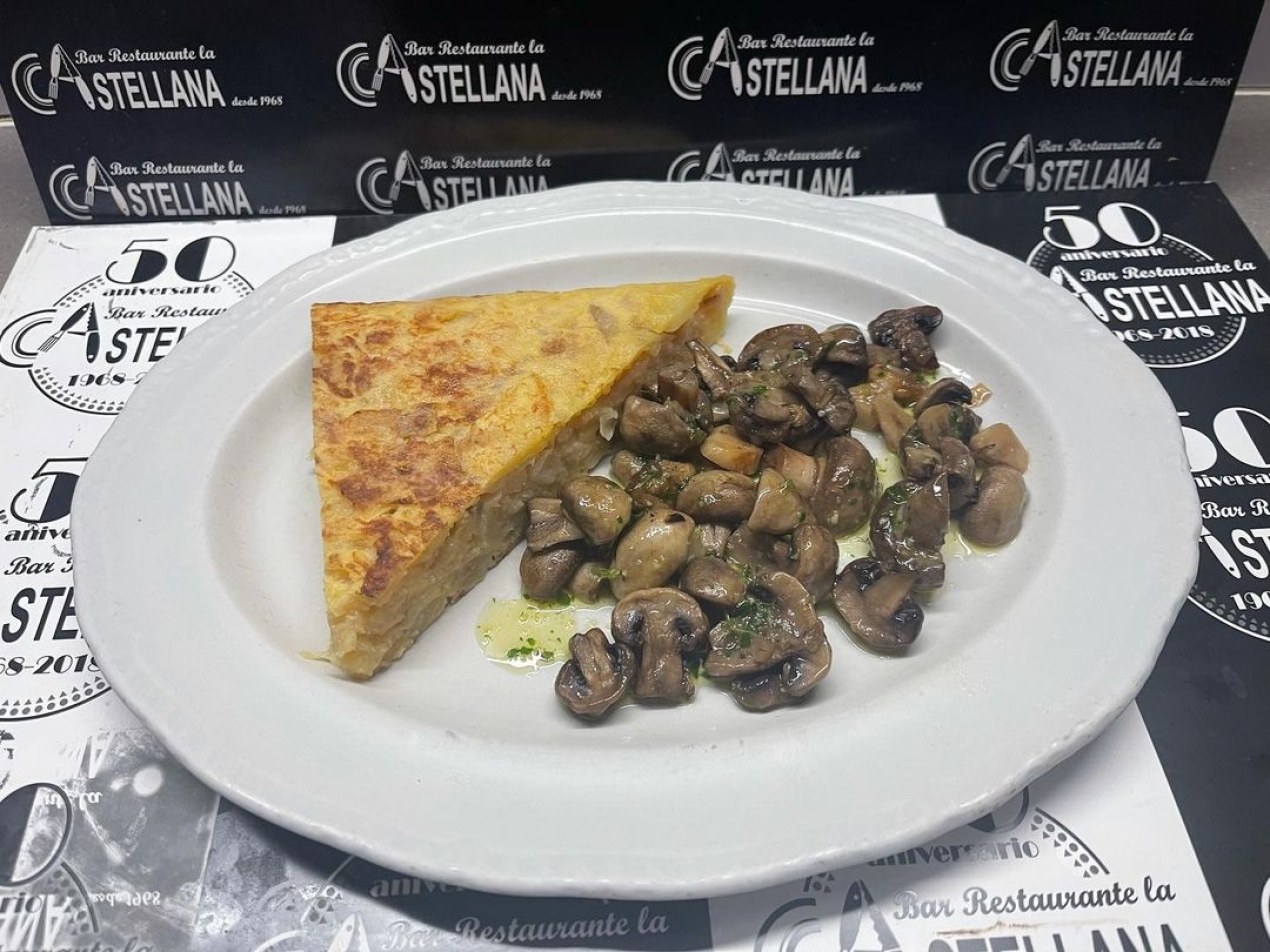 Desayunos de cuchillo y tenedor Tortilla de patatas con champiñones ajillo lacastellana #tapas #elprat De 8 a 16 horas de lunes a sábado