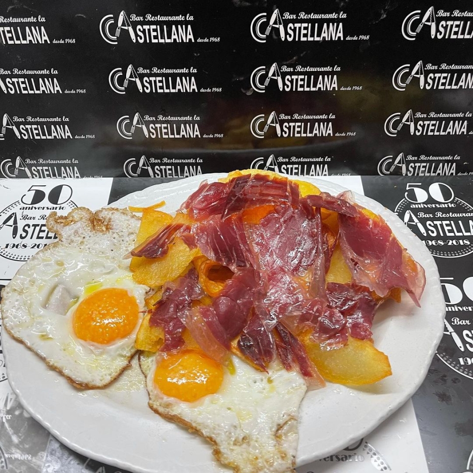 Desayunos de cuchillo y tenedor Huevos serranos lacastellana #tapas #elprat De 8 a 16 horas de lunes a sábado