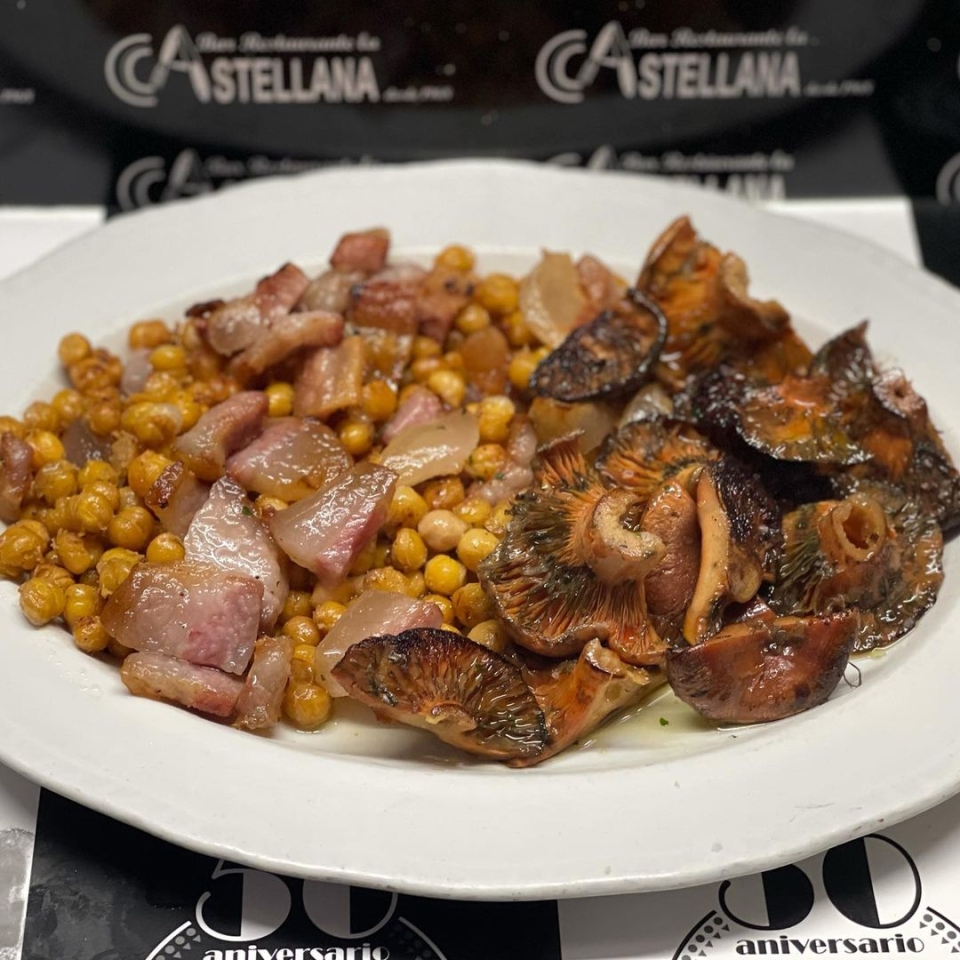 Desayunos de cuchillo y tenedor Garbanzos con papada ibérica y rovellons. lacastellana #tapas #elprat De lunes a sábado de 8 a16 h.