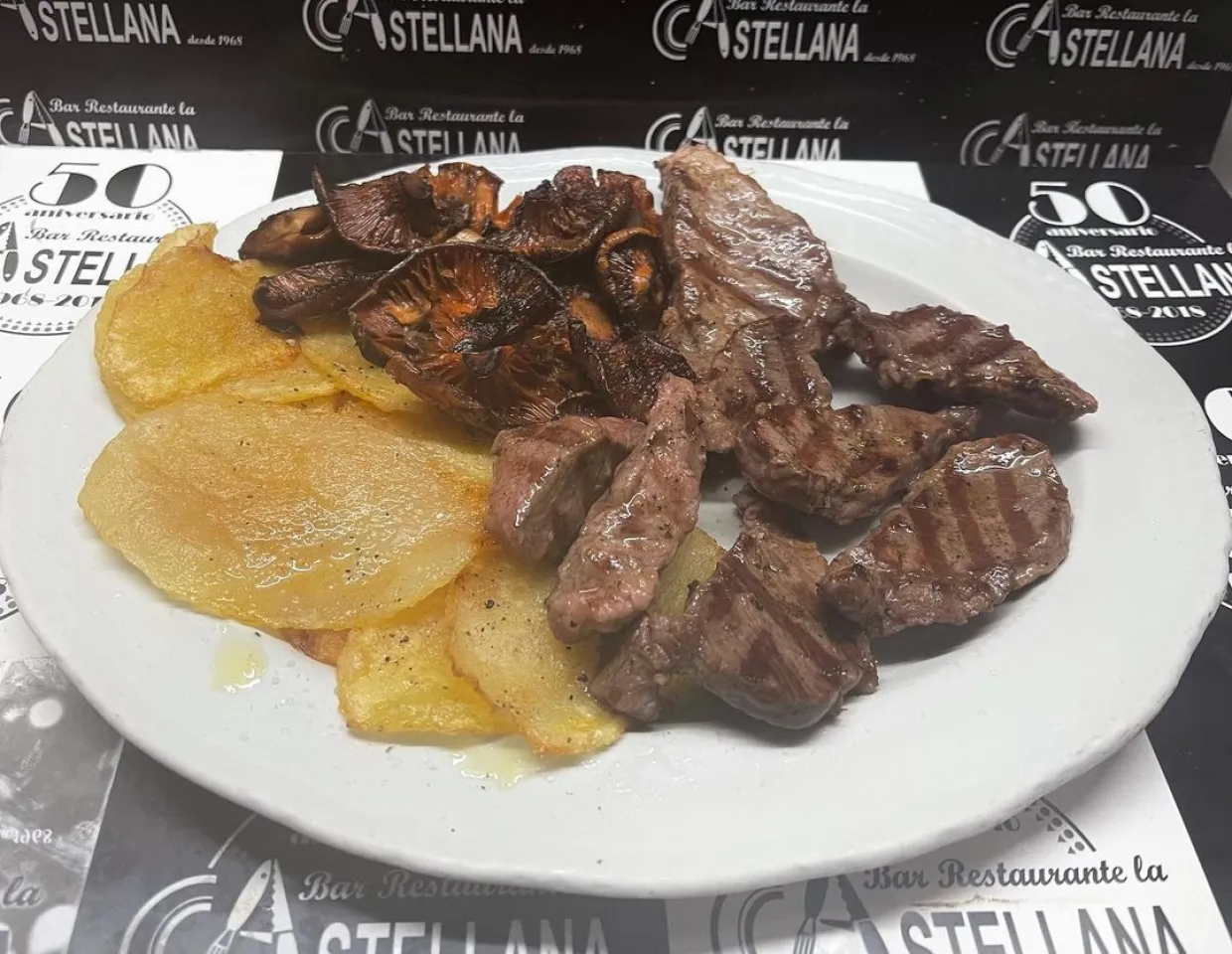 Desayunos de cuchillo y tenedor Presa ibérica-rovellons y panaderas lacastellana #tapas#elprat#