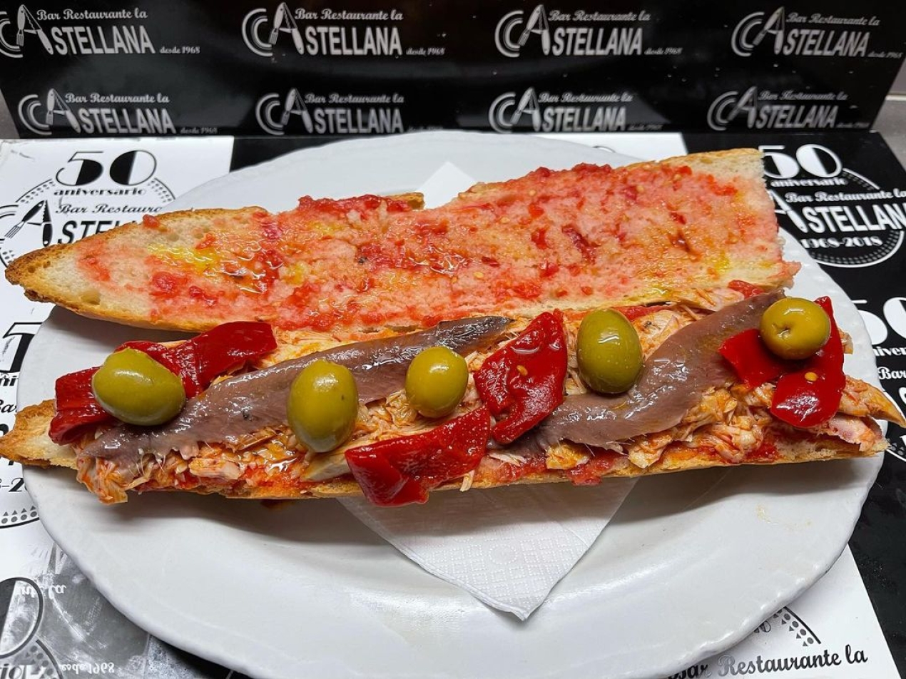 Bocadillo del día Bonito con anchoas del Cantábrico lacastellana #tapas#elprat#
