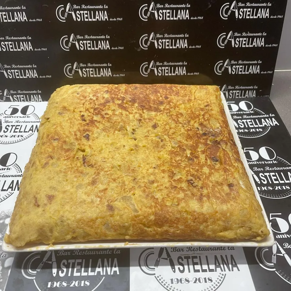 Desayunos de cuchillo y tenedor Tortilla de patatas y cebolla lacastellana #tapas #elprat #