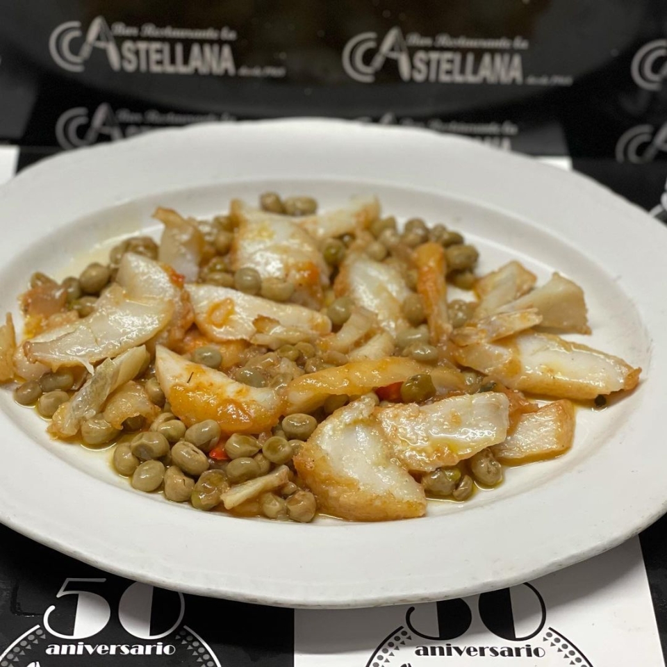 Desayunos de cuchillo y tenedor Bacalao con habitas baby lacastellana #tapas#elprat# De lunes a sábado de 8a 16 horas