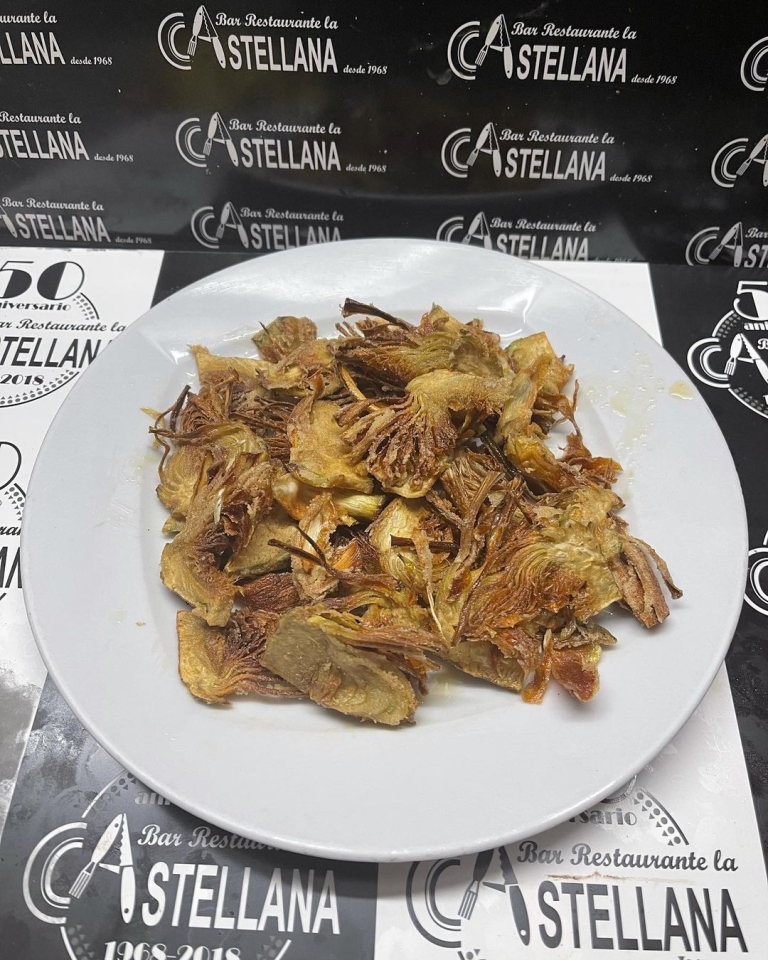 Sugerencias del día Chips de alcachofa Prat Tortilla de bacalao Champiñones con jamón Croquetas de cocido Carne magra con tomate y judías Calamarcitos con habitas baby Solomillo Ibérico al ajillo Lacón con padrón
