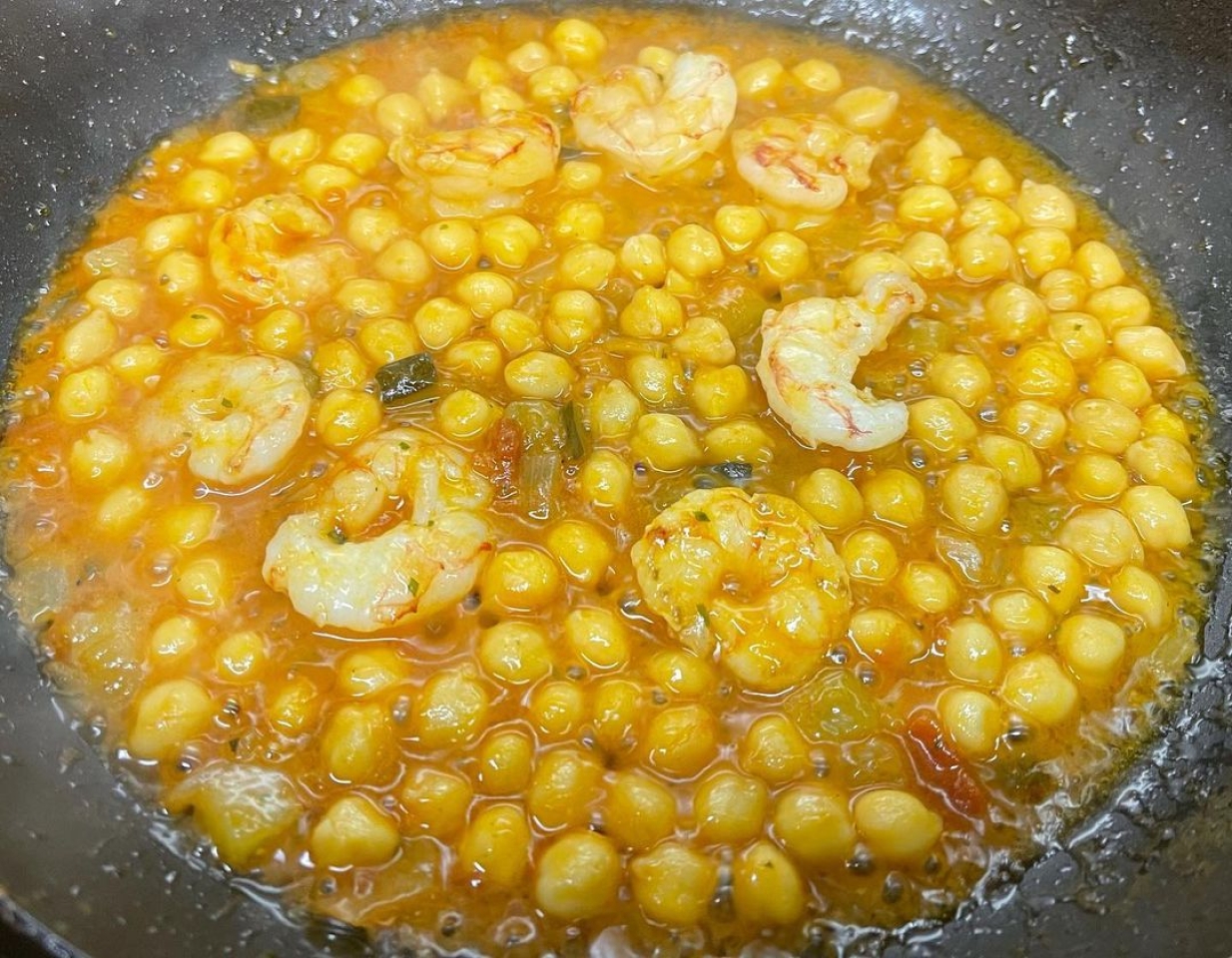 Nuestro plato del dia Gambas con garbanzos lacastellana #tapas #elprat De lunes a sábado de 8 a 16h.