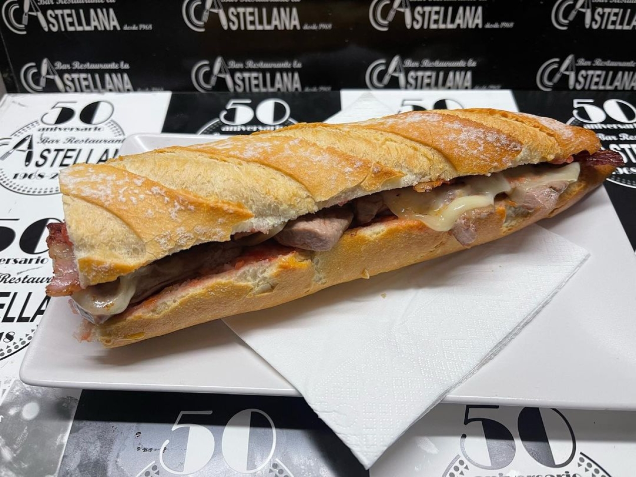 Bocadillo del día Lomo con beicon y queso Para llevar o comer aquí De 8 a 16 horas lacastellana #tapas #elprat #
