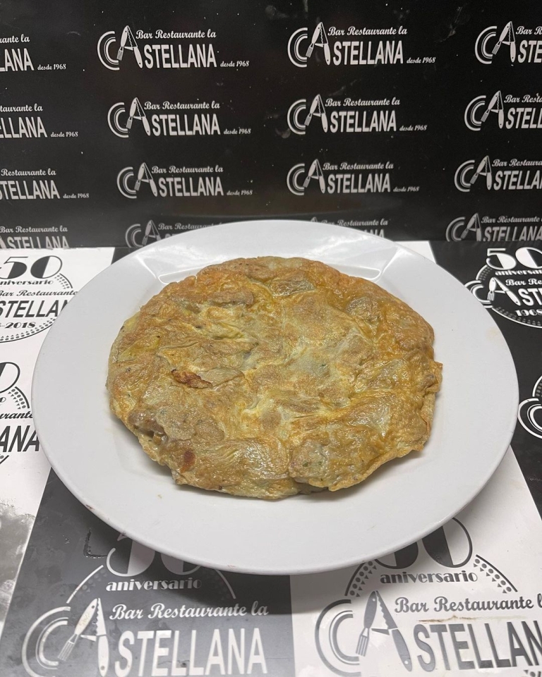 Desayunos de cuchillo y tenedor Tortilla de alcachofa Prat con jamón. lacastellana #tapas #elprat