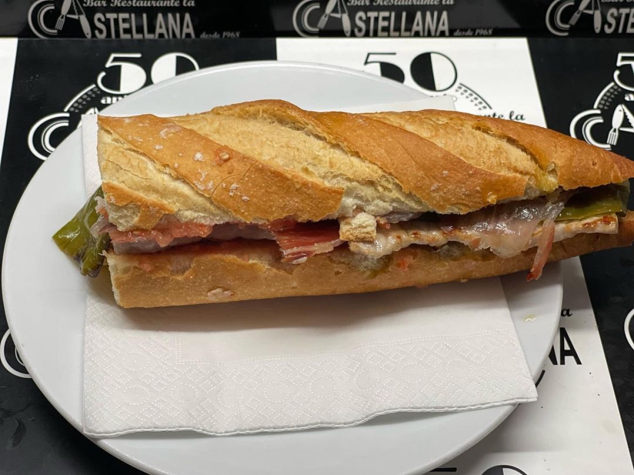 Bocadillo del día Serranito lacastellana #tapas #elprat Para llevar o comer aquí De lunes a sábado de 8 a 16 h.
