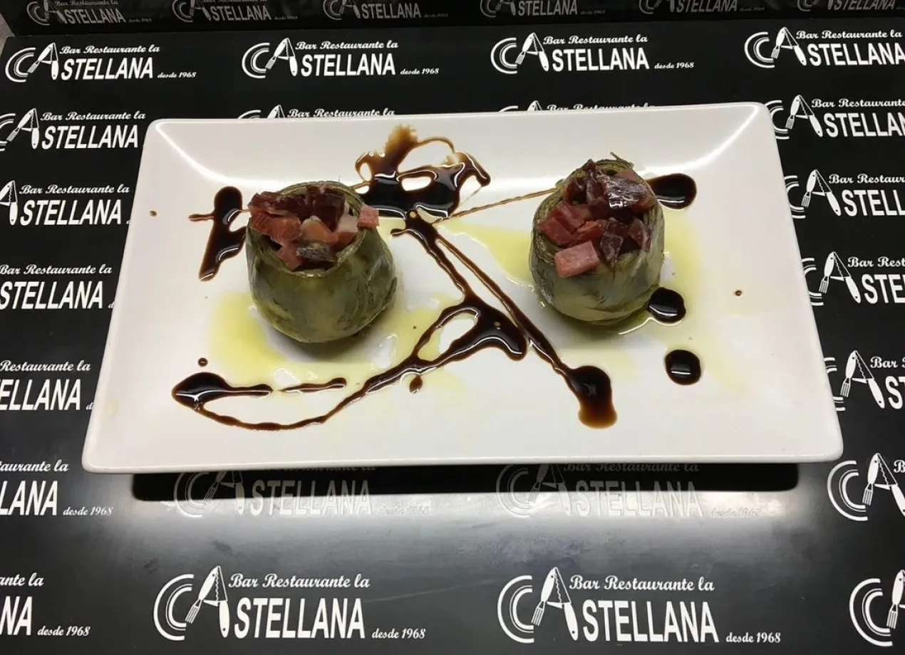Sugerencias del día Nido de alcachofa prat Calamarcitos con almejas Patatas a lo pobre-huevos-jamón Langostinos rebozados Butifarra al ajillo Fritura de pescado Parrillada ibérica Pulpo a la gallega con padrón