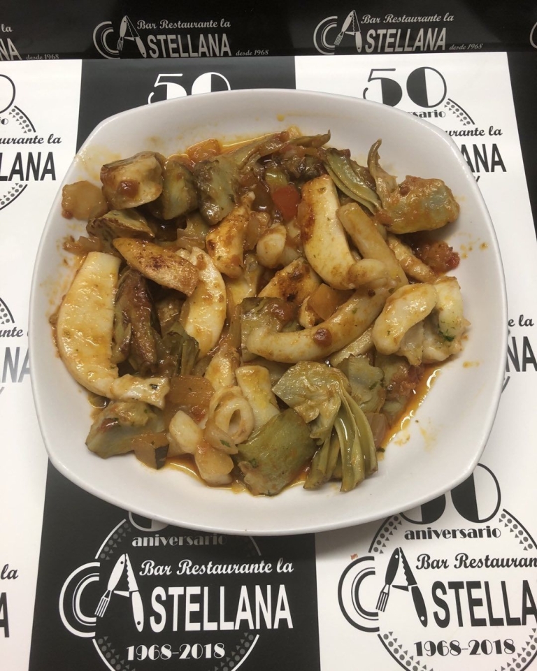 Sugerencias del día Ens. De bonito y tomate del Prat Tortilla de queso y sobrasada Surtido de croquetas Provolone con anchoas Sepia con alcachofas Prat Pechuga de pollo con champiñones Filete de lubina con espárragos Flamenquines con panaderas